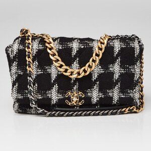 Chanel Black/White Houndstooth Wool Tweed Chanel 19 Maxi Flap Bag